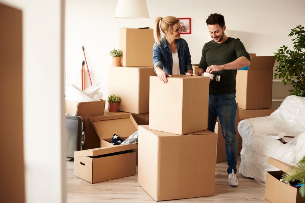 couples packing a boxes 