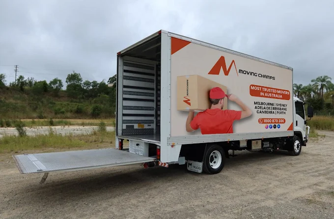 House moving truck for transporting furniture